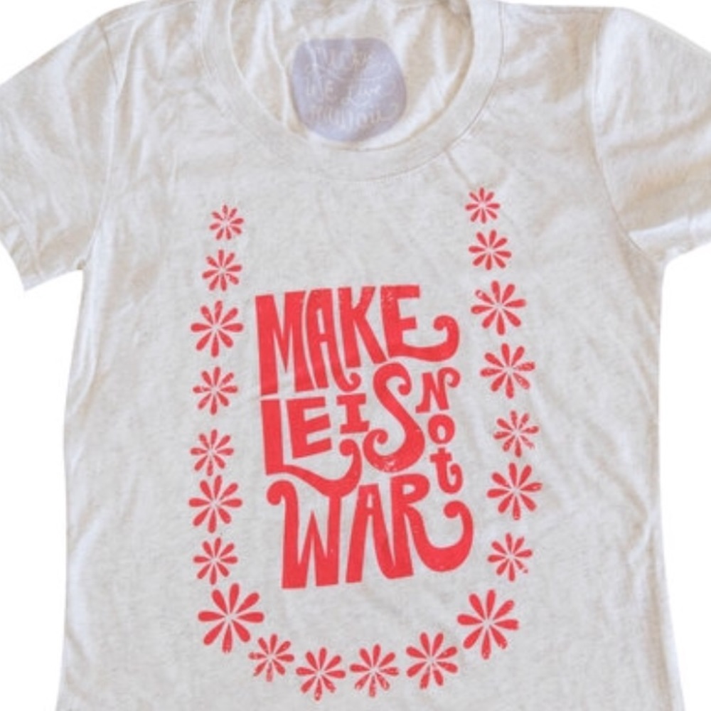 Lucky we live Hawai’i Make leis not war tee NWT